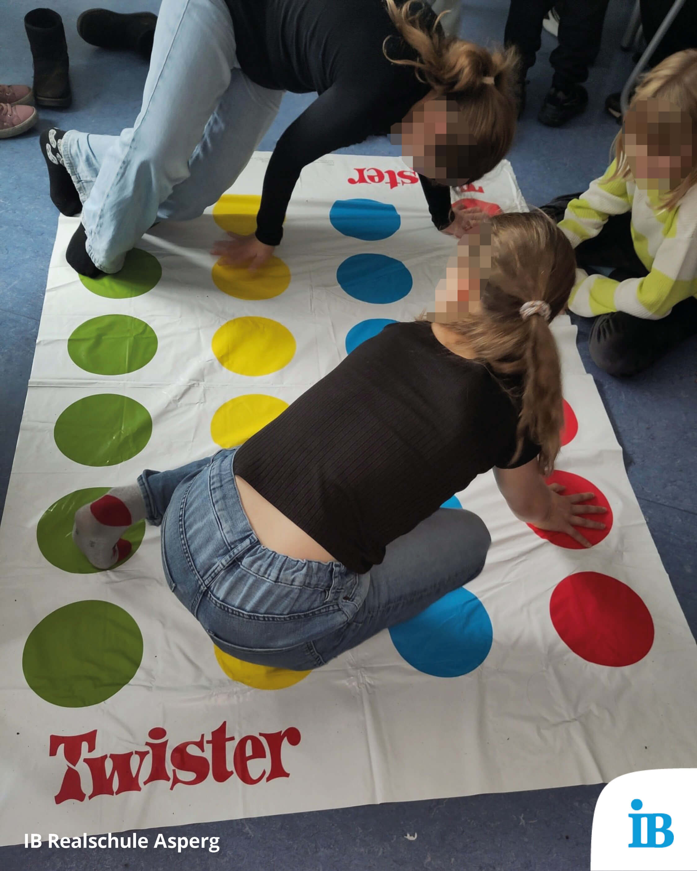 Kinder spielen beim Adventsnachmittag Twister auf einer bunten Matte in der Realschule Asperg.