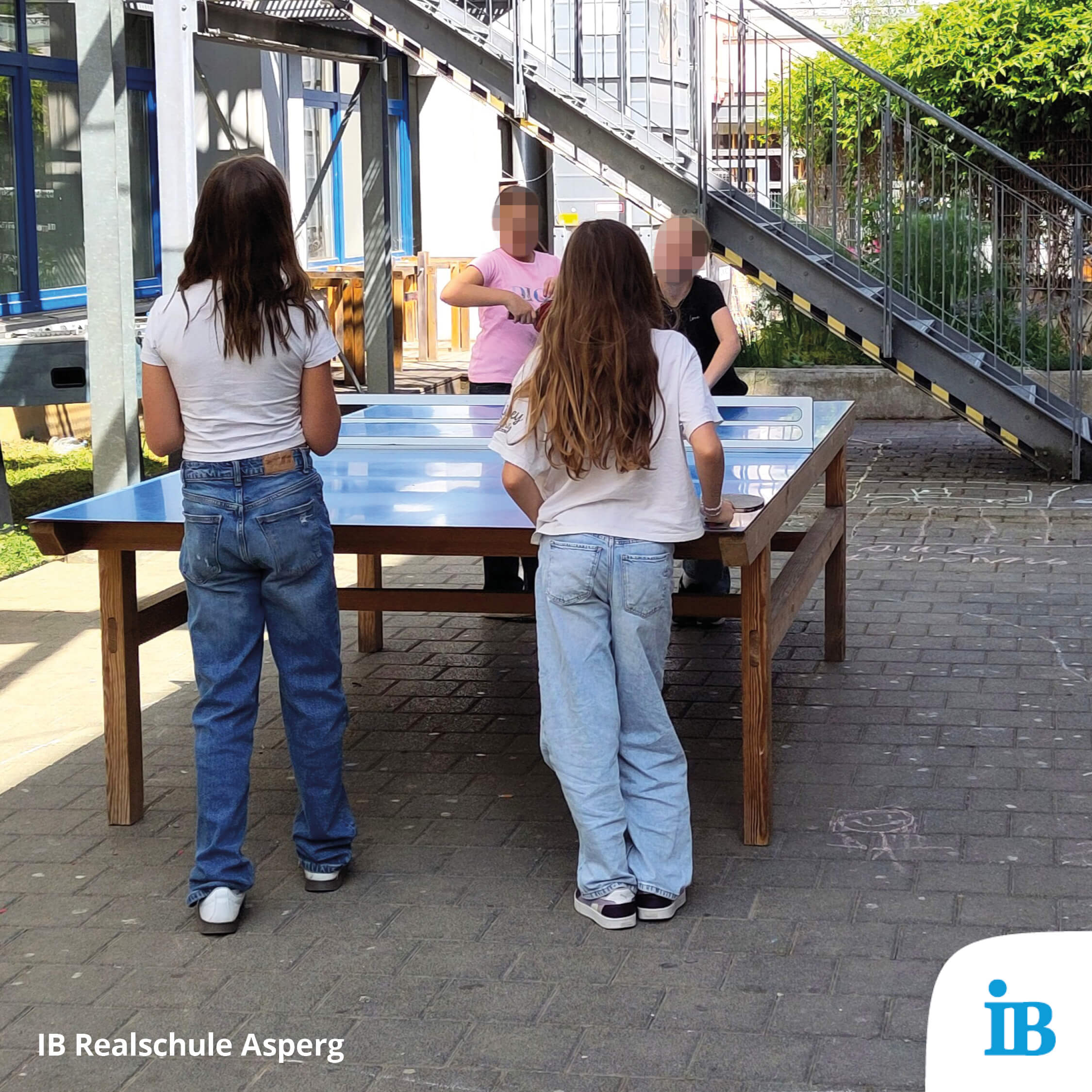 Kinder spielen bei einem Patennachmittag im Freien Tischtennis an der IB Realschule Asperg.